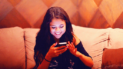 635872980694685867-993678962_selena-gomez-texting